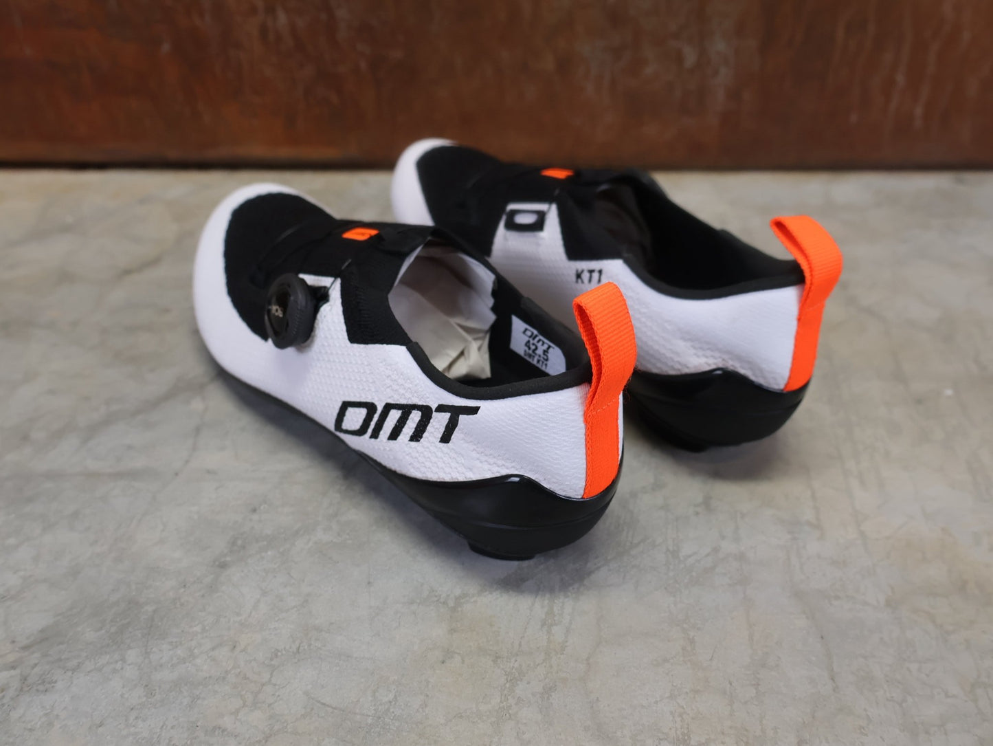 RR - Herrenschuhe von Dmt, DMT KT1 TRIATHLON FAHRRADSCHUH / WEIß / SCHWARZ / UNISEX vor USEDBIKES - OB.DE Hintergrund