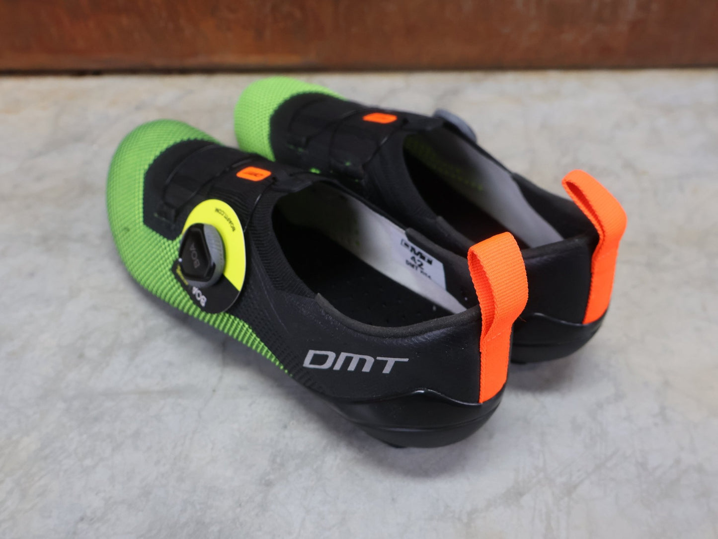 RR - Herrenschuhe von Dmt, DMT KT4 TRIATHLON FAHRRADSCHUH / SCHWARZ / GELB REFLEX / UNISEX vor USEDBIKES - OB.DE Hintergrund