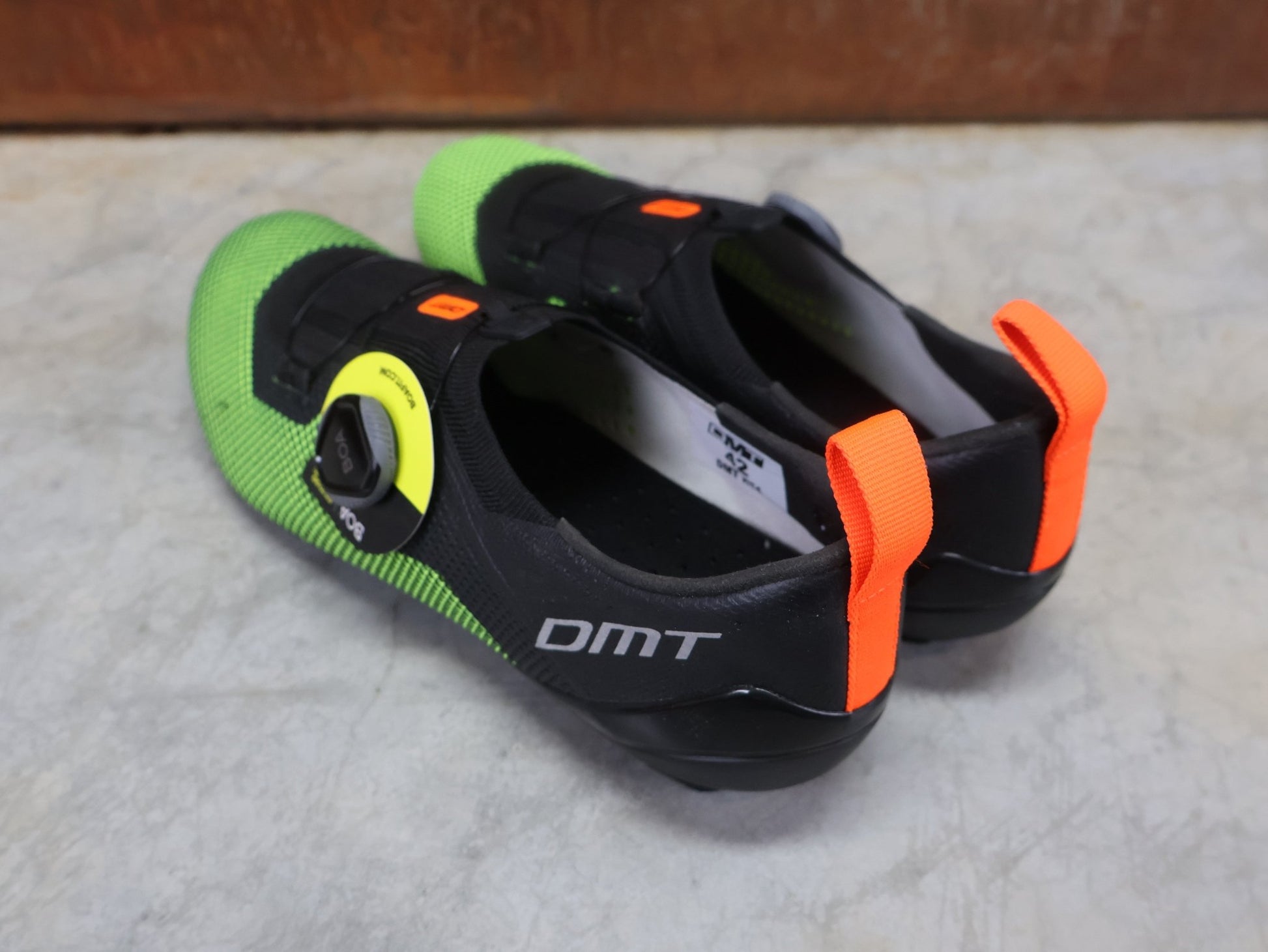 RR - Herrenschuhe von Dmt, DMT KT4 TRIATHLON FAHRRADSCHUH / SCHWARZ / GELB REFLEX / UNISEX vor USEDBIKES - OB.DE Hintergrund