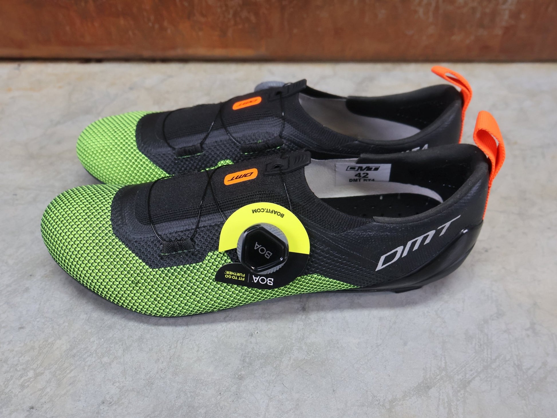 RR - Herrenschuhe von Dmt, DMT KT4 TRIATHLON FAHRRADSCHUH / SCHWARZ / GELB REFLEX / UNISEX vor USEDBIKES - OB.DE Hintergrund
