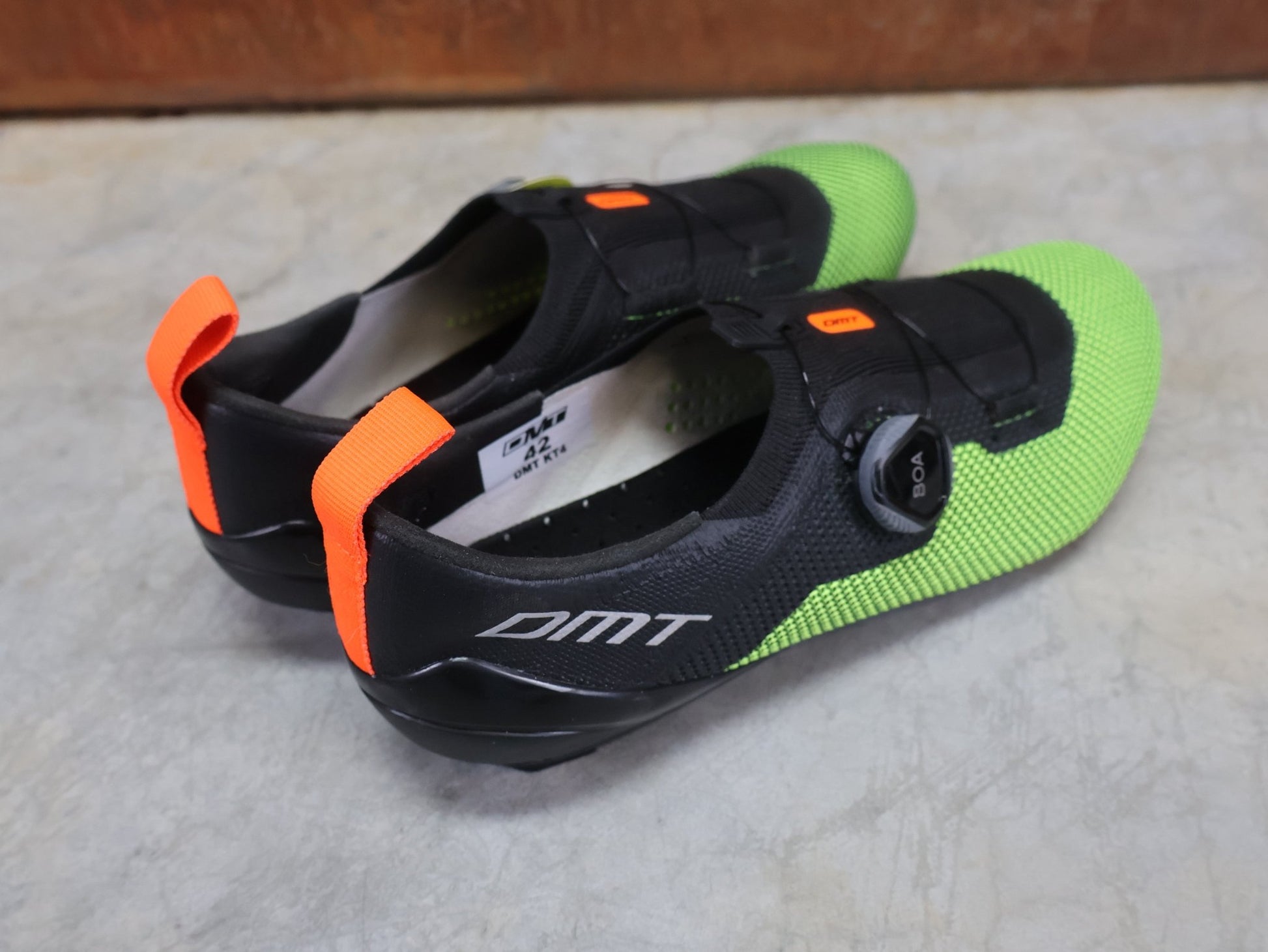 RR - Herrenschuhe von Dmt, DMT KT4 TRIATHLON FAHRRADSCHUH / SCHWARZ / GELB REFLEX / UNISEX vor USEDBIKES - OB.DE Hintergrund