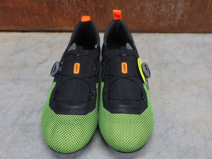 RR - Herrenschuhe von Dmt, DMT KT4 TRIATHLON FAHRRADSCHUH / SCHWARZ / GELB REFLEX / UNISEX vor USEDBIKES - OB.DE Hintergrund