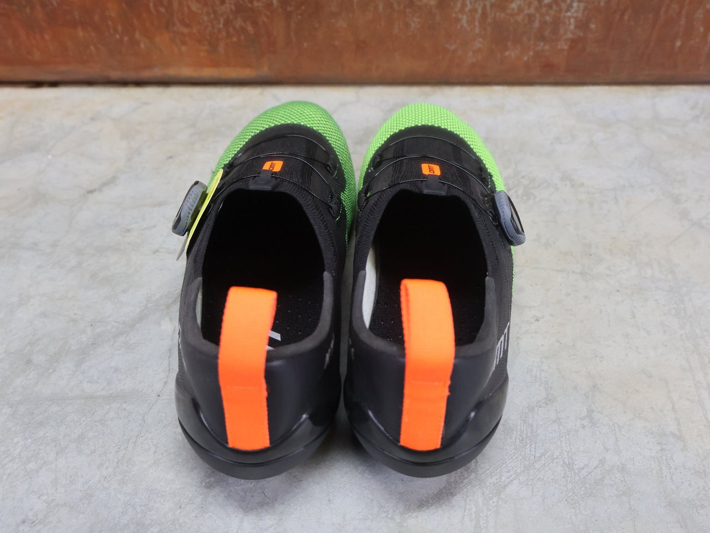 RR - Herrenschuhe von Dmt, DMT KT4 TRIATHLON FAHRRADSCHUH / SCHWARZ / GELB REFLEX / UNISEX vor USEDBIKES - OB.DE Hintergrund