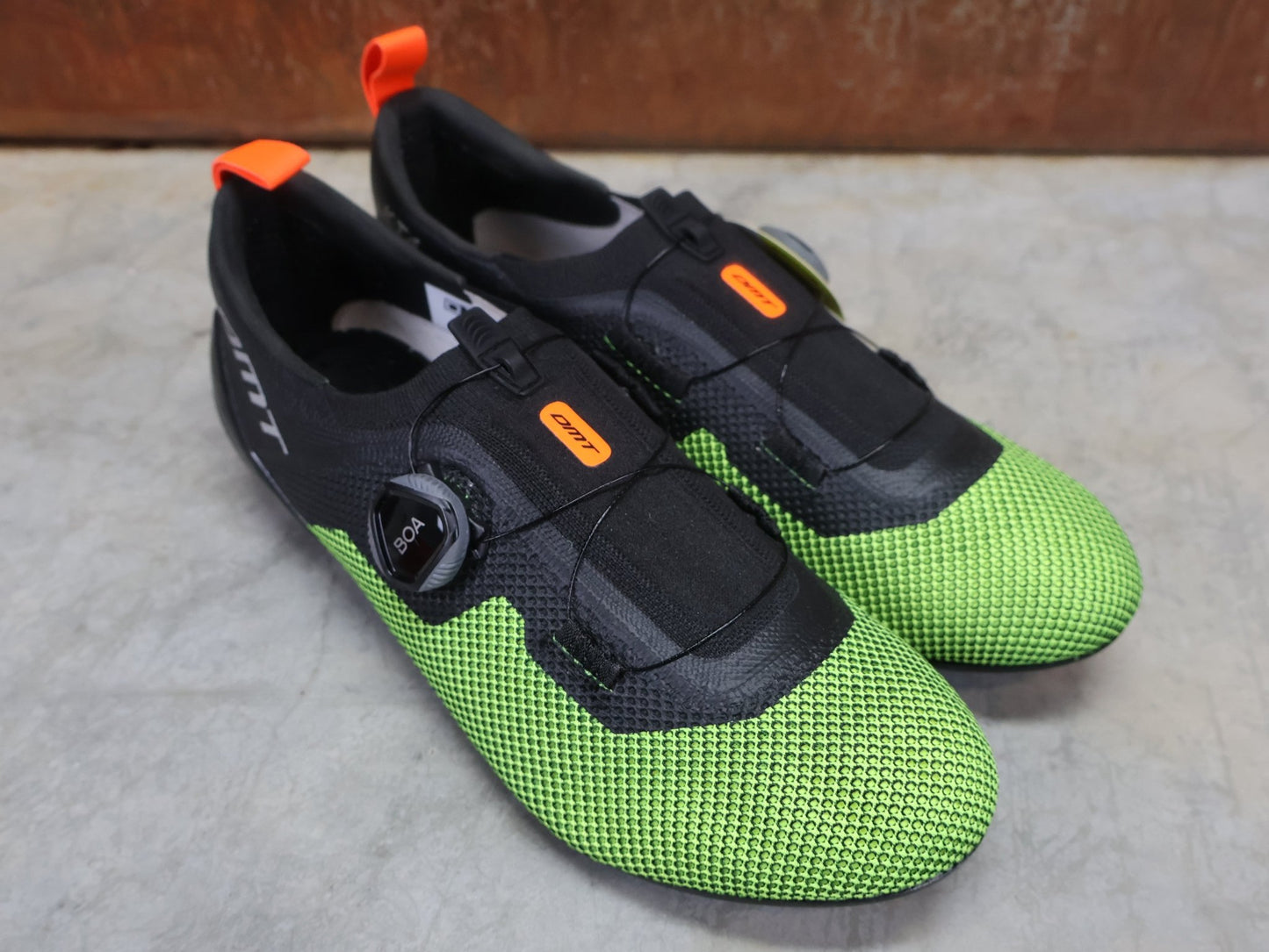 RR - Herrenschuhe von Dmt, DMT KT4 TRIATHLON FAHRRADSCHUH / SCHWARZ / GELB REFLEX / UNISEX vor USEDBIKES - OB.DE Hintergrund