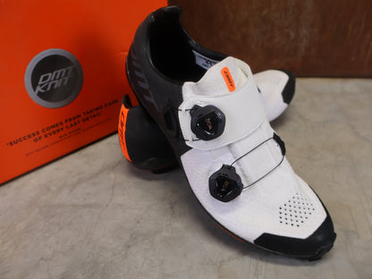 MTB - Herrenschuhe von Dmt, DMT MH1 MOUNTAINBIKESCHUH / SCHWARZ / WEIß / UNISEX / 41 vor USEDBIKES - OB.DE Hintergrund