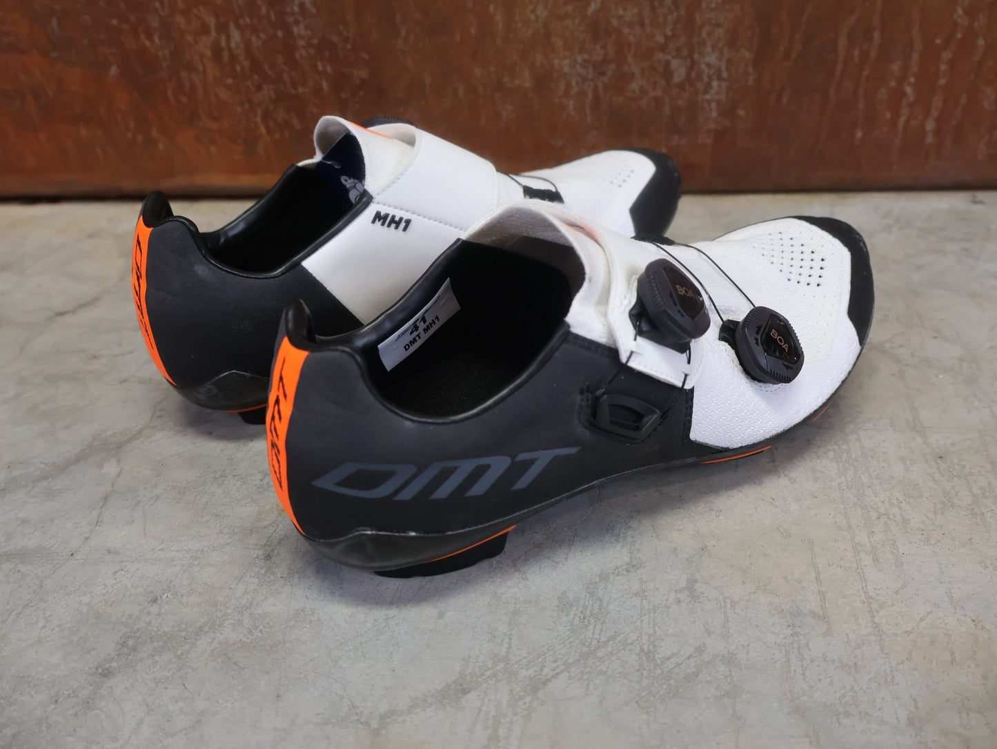 MTB - Herrenschuhe von Dmt, DMT MH1 MOUNTAINBIKESCHUH / SCHWARZ / WEIß / UNISEX / 41 vor USEDBIKES - OB.DE Hintergrund