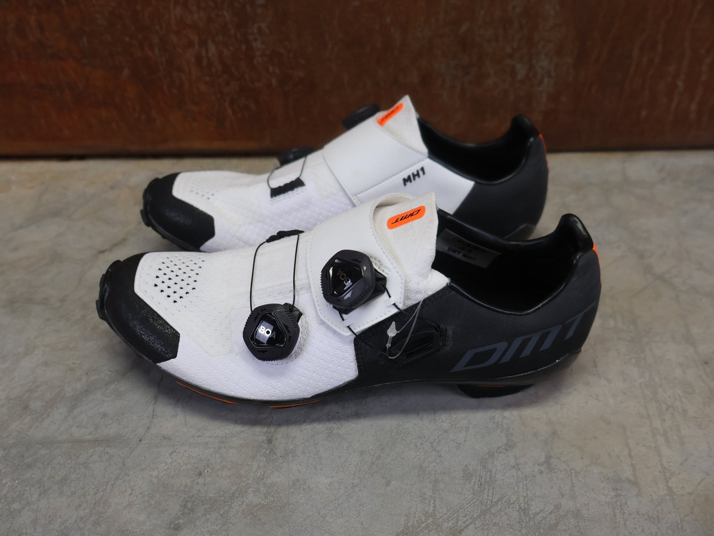 MTB - Herrenschuhe von Dmt, DMT MH1 MOUNTAINBIKESCHUH / SCHWARZ / WEIß / UNISEX / 41 vor USEDBIKES - OB.DE Hintergrund