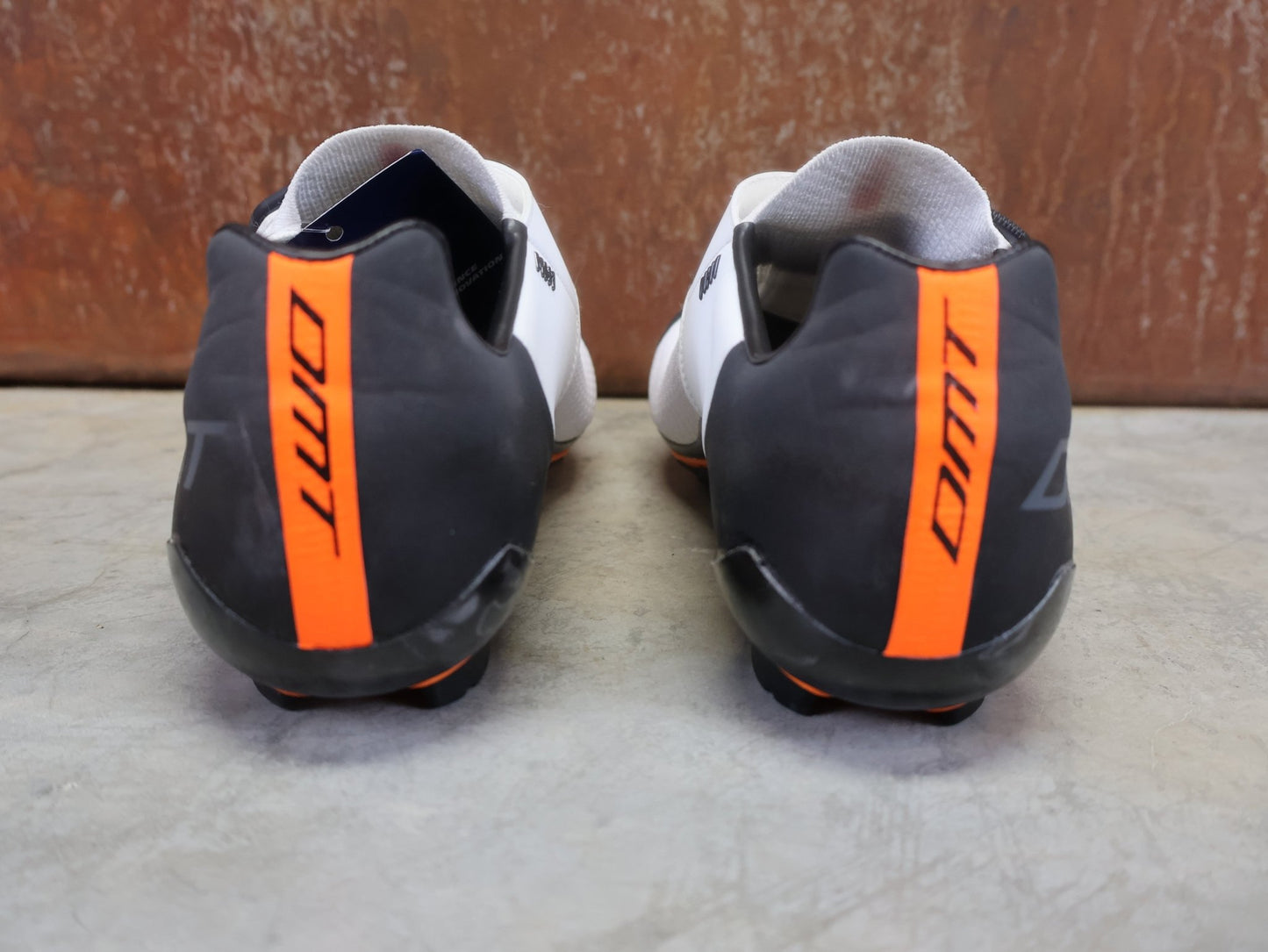 MTB - Herrenschuhe von Dmt, DMT MH1 MOUNTAINBIKESCHUH / SCHWARZ / WEIß / UNISEX / 41 vor USEDBIKES - OB.DE Hintergrund