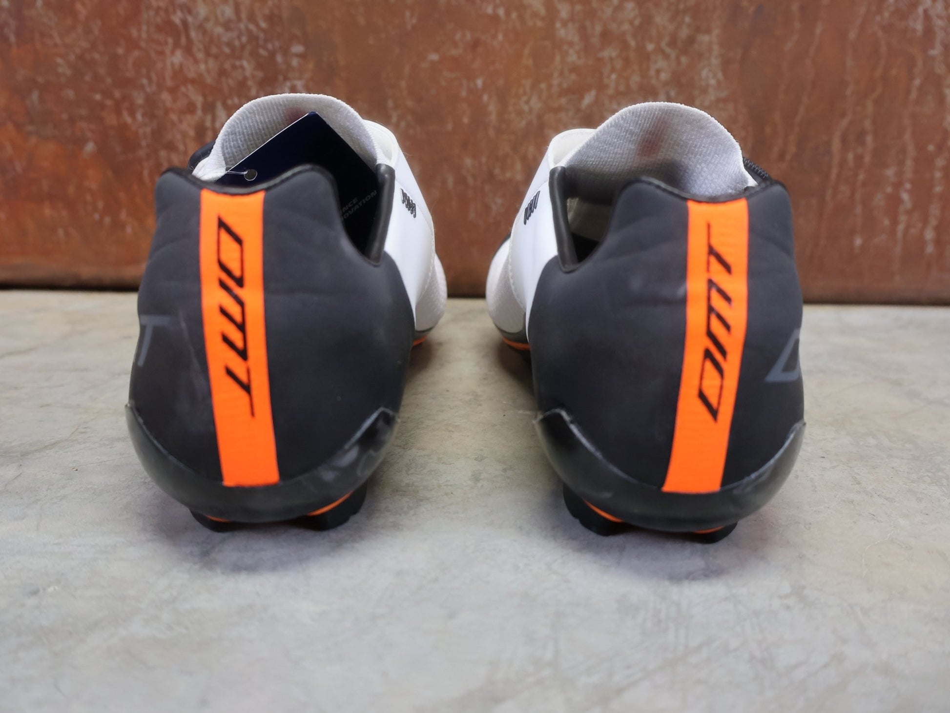 MTB - Herrenschuhe von Dmt, DMT MH1 MOUNTAINBIKESCHUH / SCHWARZ / WEIß / UNISEX / 41 vor USEDBIKES - OB.DE Hintergrund