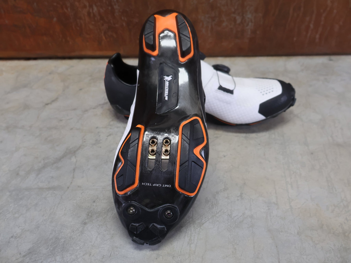 MTB - Herrenschuhe von Dmt, DMT MH1 MOUNTAINBIKESCHUH / SCHWARZ / WEIß / UNISEX / 41 vor USEDBIKES - OB.DE Hintergrund