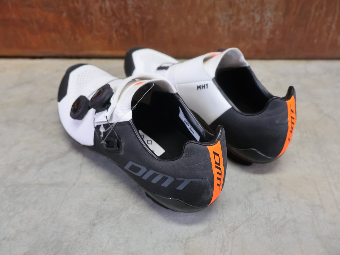 MTB - Herrenschuhe von Dmt, DMT MH1 MOUNTAINBIKESCHUH / SCHWARZ / WEIß / UNISEX / 41 vor USEDBIKES - OB.DE Hintergrund