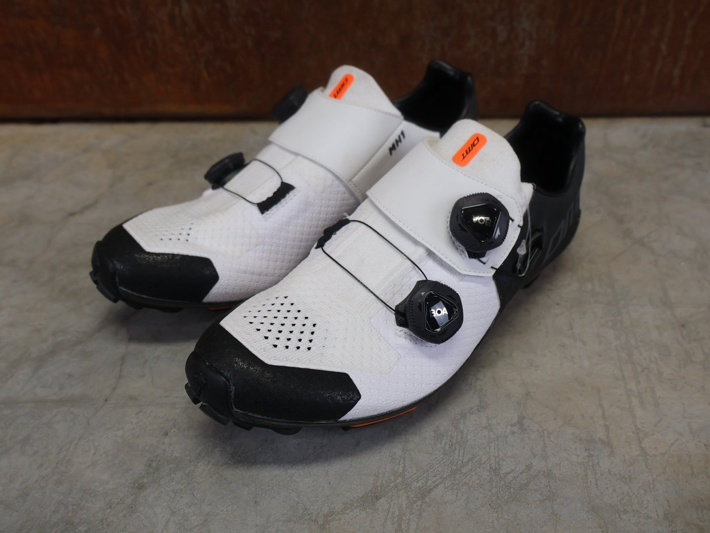 MTB - Herrenschuhe von Dmt, DMT MH1 MOUNTAINBIKESCHUH / SCHWARZ / WEIß / UNISEX / 41 vor USEDBIKES - OB.DE Hintergrund