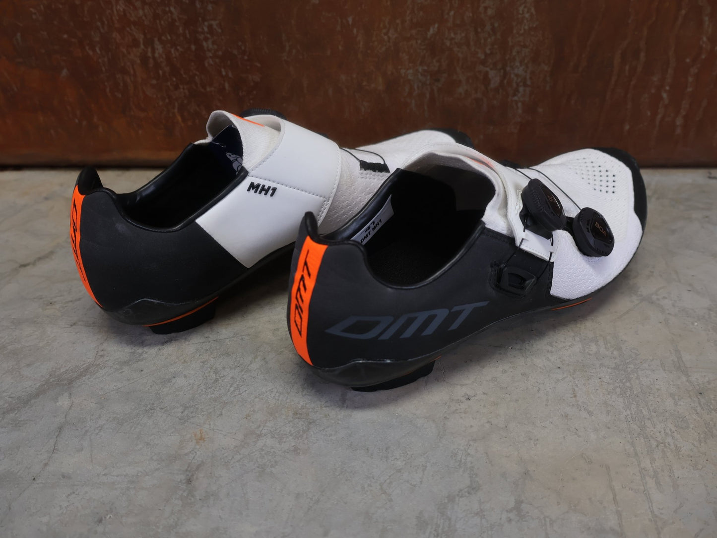 MTB - Herrenschuhe von Dmt, DMT MH1 MOUNTAINBIKESCHUH / SCHWARZ / WEIß / UNISEX / 41 vor USEDBIKES - OB.DE Hintergrund