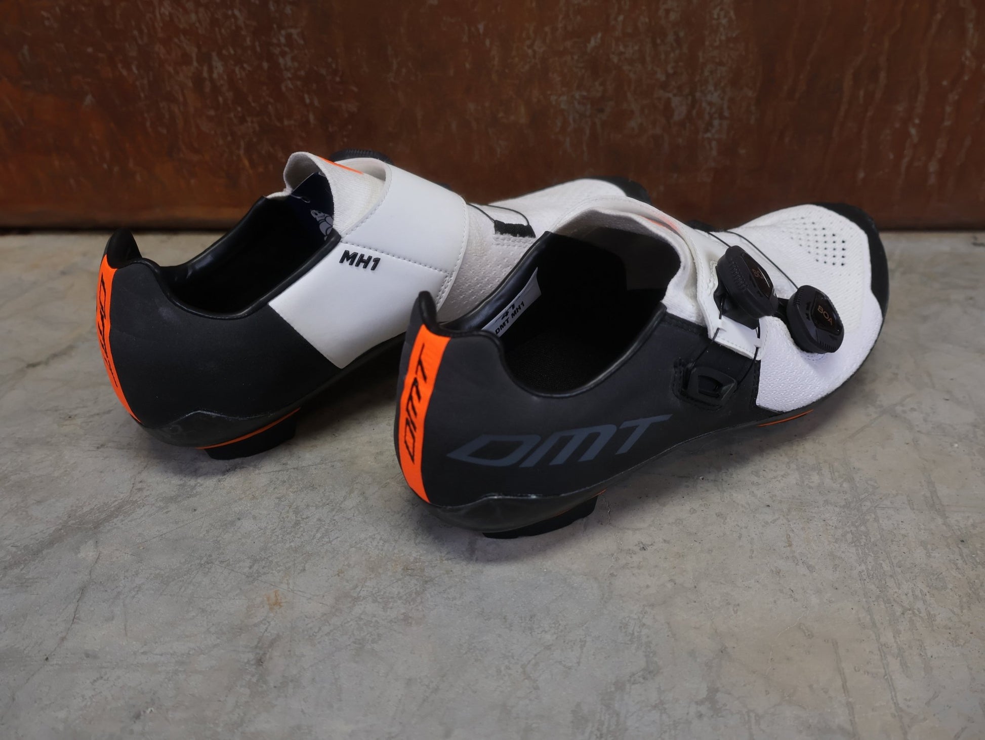 MTB - Herrenschuhe von Dmt, DMT MH1 MOUNTAINBIKESCHUH / SCHWARZ / WEIß / UNISEX / 41 vor USEDBIKES - OB.DE Hintergrund