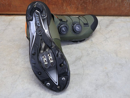 MTB - Herrenschuhe von Dmt, DMT MH10 MOUNTAINBIKESCHUH / SCHWARZ / GRÜN / UNISEX vor USEDBIKES - OB.DE Hintergrund