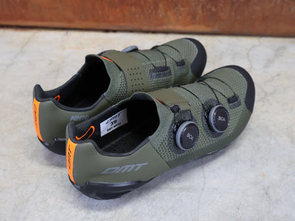 MTB - Herrenschuhe von Dmt, DMT MH10 MOUNTAINBIKESCHUH / SCHWARZ / GRÜN / UNISEX vor USEDBIKES - OB.DE Hintergrund
