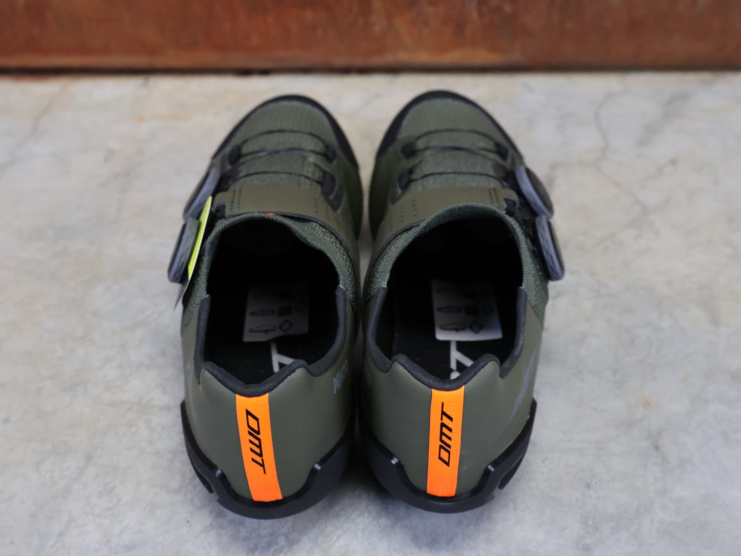 MTB - Herrenschuhe von Dmt, DMT MH10 MOUNTAINBIKESCHUH / SCHWARZ / GRÜN / UNISEX vor USEDBIKES - OB.DE Hintergrund