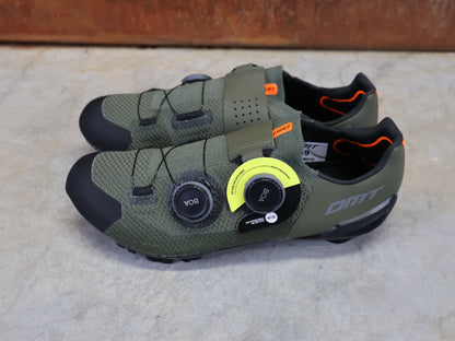 MTB - Herrenschuhe von Dmt, DMT MH10 MOUNTAINBIKESCHUH / SCHWARZ / GRÜN / UNISEX vor USEDBIKES - OB.DE Hintergrund