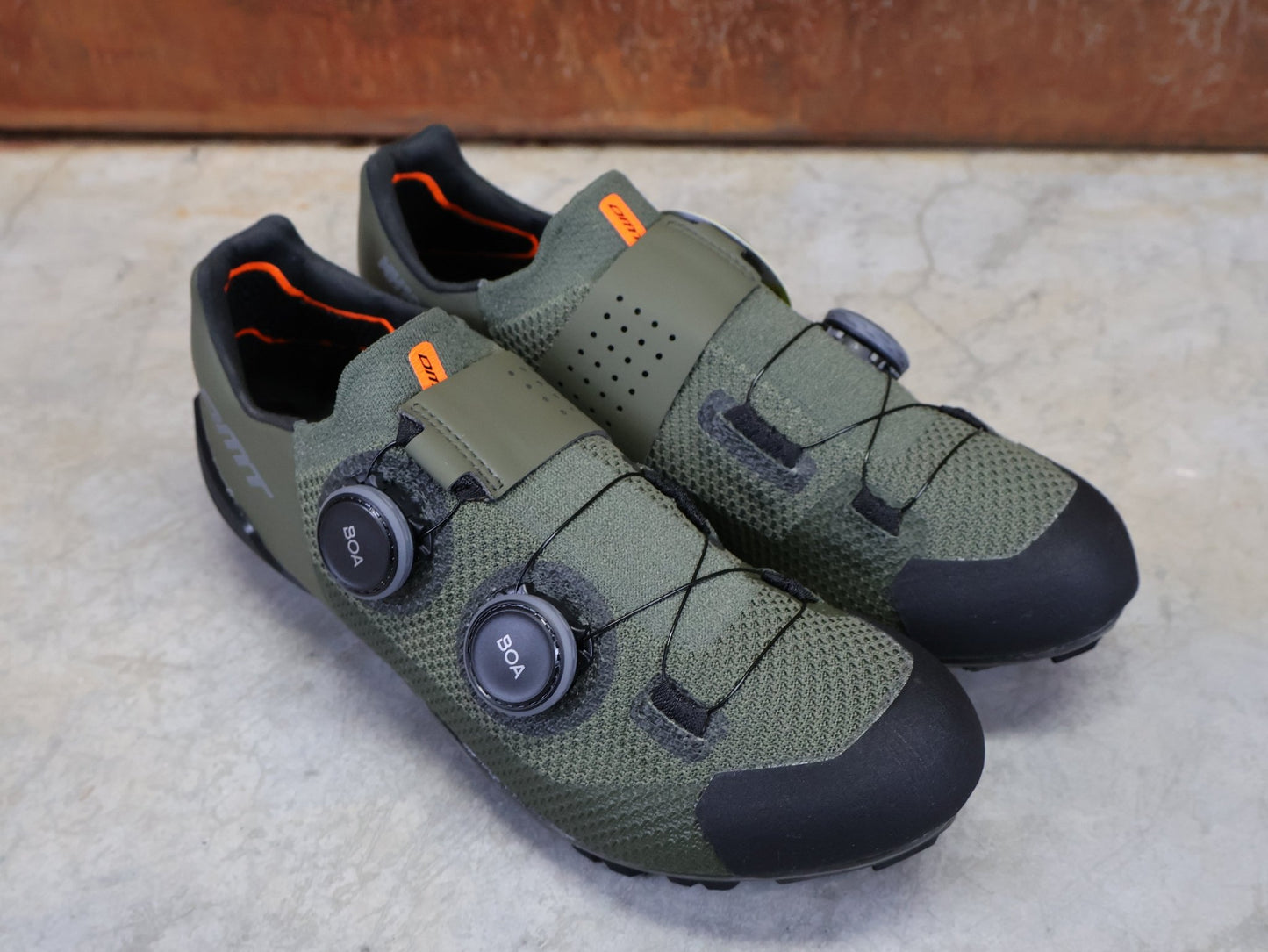 MTB - Herrenschuhe von Dmt, DMT MH10 MOUNTAINBIKESCHUH / SCHWARZ / GRÜN / UNISEX vor USEDBIKES - OB.DE Hintergrund