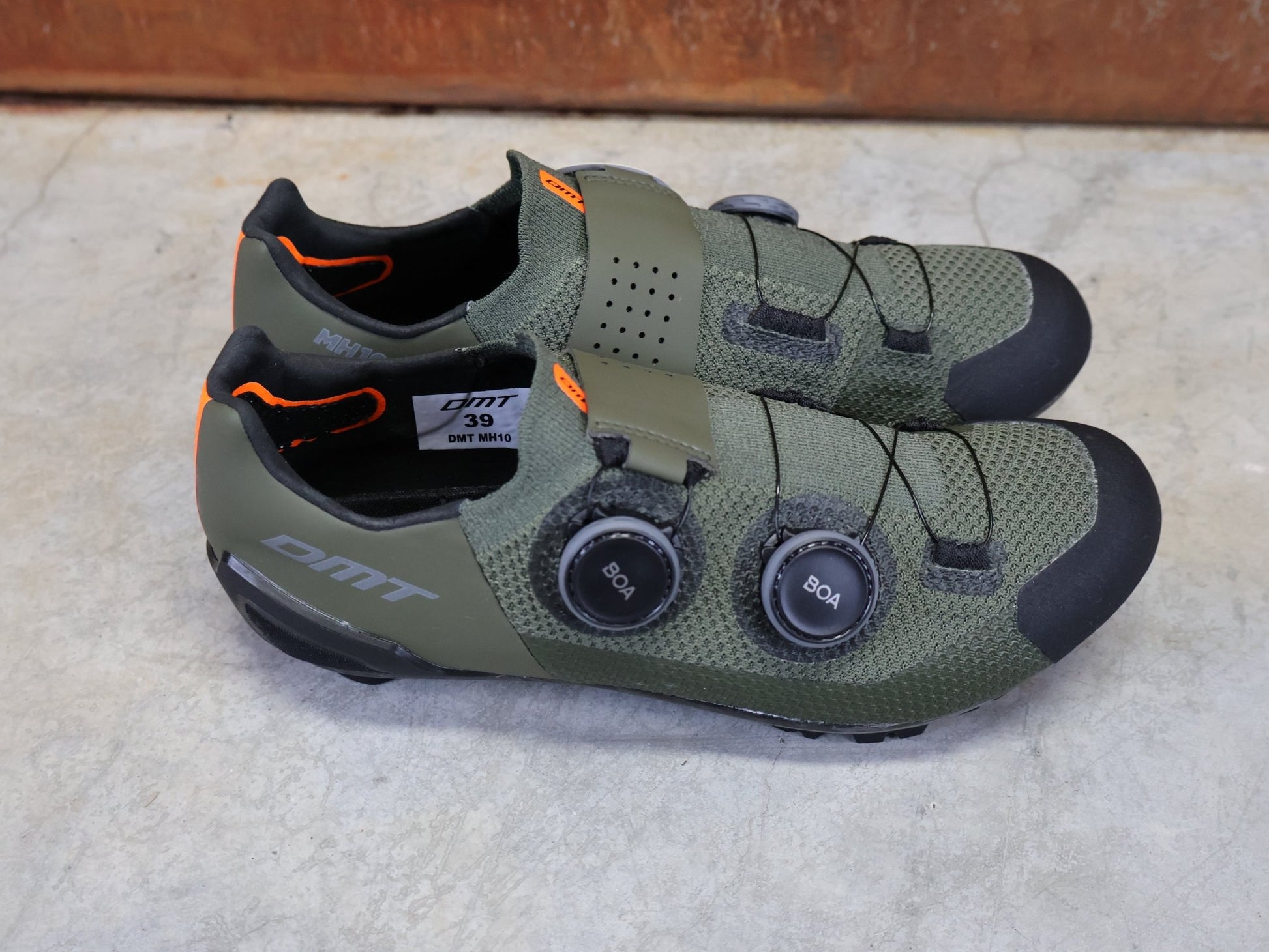 MTB - Herrenschuhe von Dmt, DMT MH10 MOUNTAINBIKESCHUH / SCHWARZ / GRÜN / UNISEX vor USEDBIKES - OB.DE Hintergrund