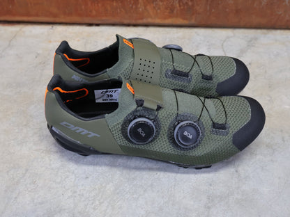 MTB - Herrenschuhe von Dmt, DMT MH10 MOUNTAINBIKESCHUH / SCHWARZ / GRÜN / UNISEX vor USEDBIKES - OB.DE Hintergrund