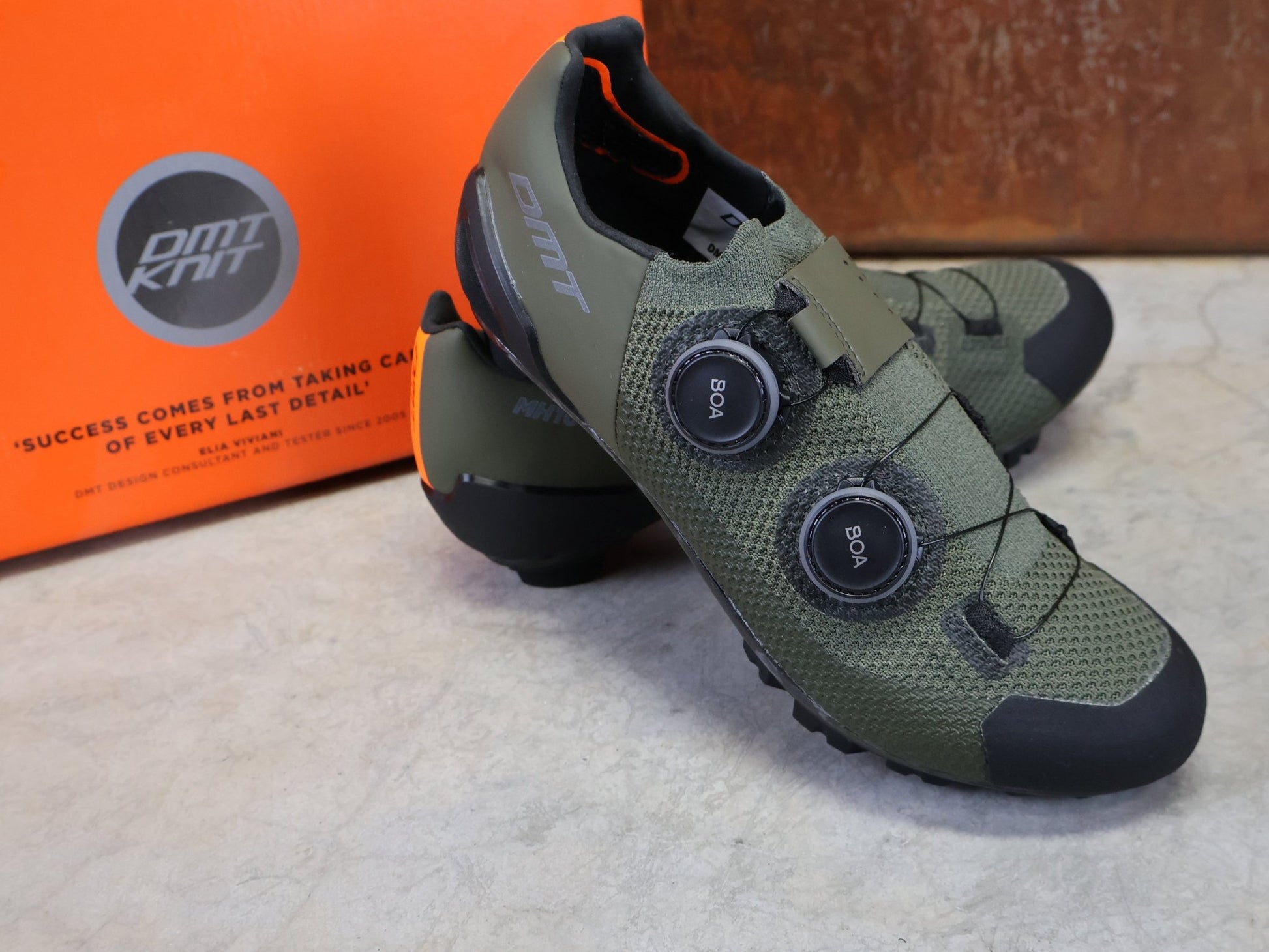 MTB - Herrenschuhe von Dmt, DMT MH10 MOUNTAINBIKESCHUH / SCHWARZ / GRÜN / UNISEX vor USEDBIKES - OB.DE Hintergrund