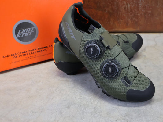 MTB - Herrenschuhe von Dmt, DMT MH10 MOUNTAINBIKESCHUH / SCHWARZ / GRÜN / UNISEX vor USEDBIKES - OB.DE Hintergrund
