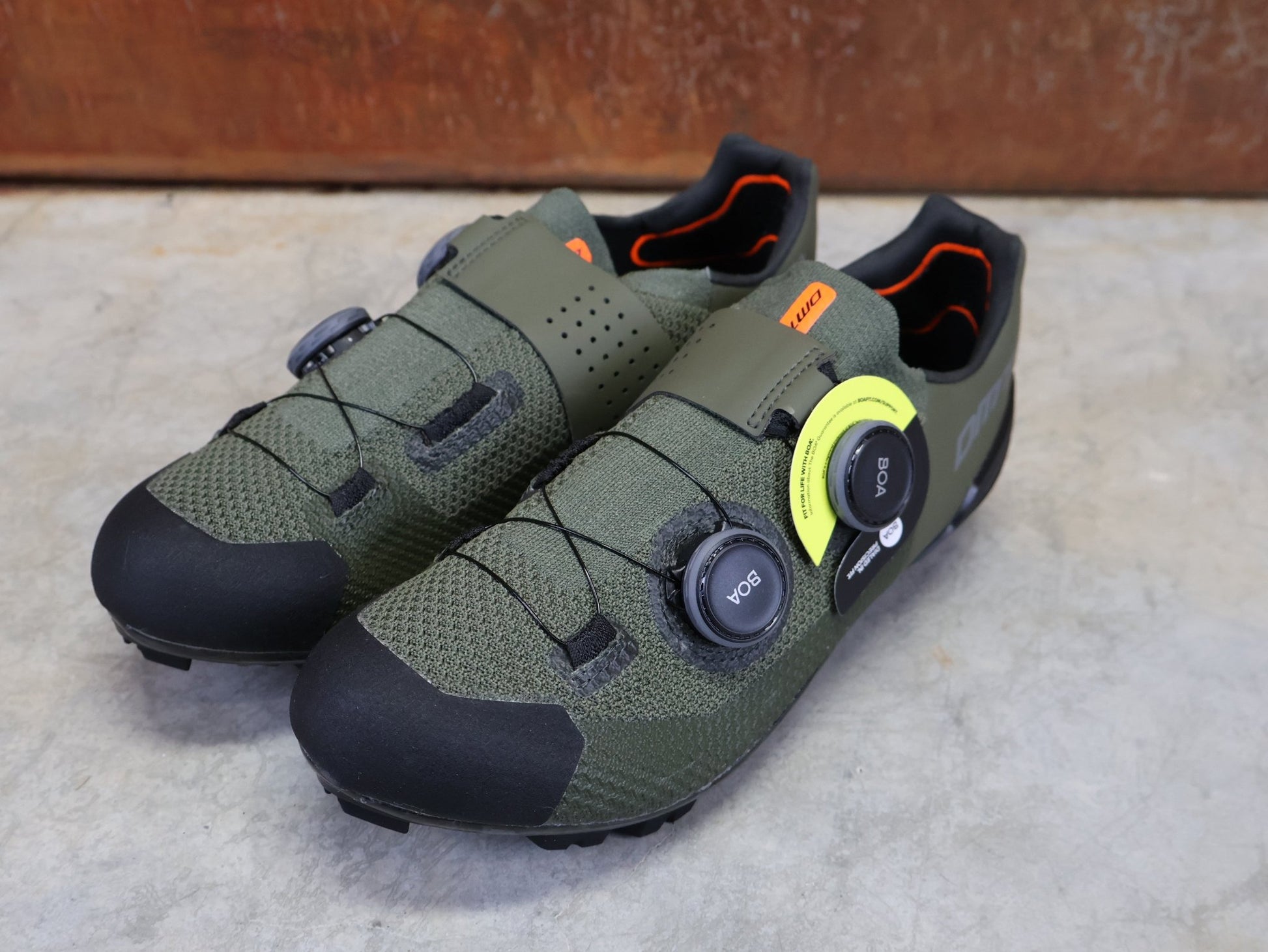 MTB - Herrenschuhe von Dmt, DMT MH10 MOUNTAINBIKESCHUH / SCHWARZ / GRÜN / UNISEX vor USEDBIKES - OB.DE Hintergrund