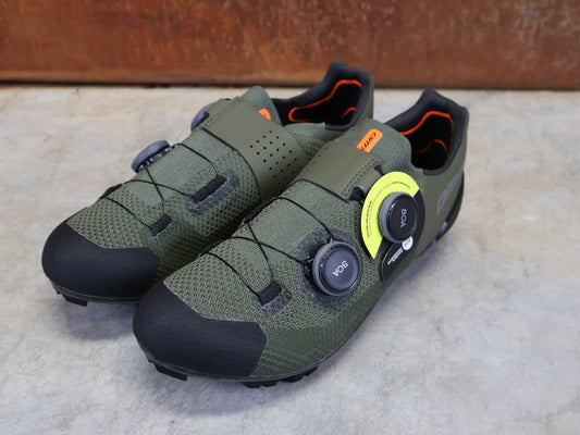 MTB - Herrenschuhe von Dmt, DMT MH10 MOUNTAINBIKESCHUH / SCHWARZ / GRÜN / UNISEX vor USEDBIKES - OB.DE Hintergrund