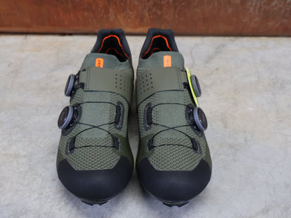 MTB - Herrenschuhe von Dmt, DMT MH10 MOUNTAINBIKESCHUH / SCHWARZ / GRÜN / UNISEX vor USEDBIKES - OB.DE Hintergrund