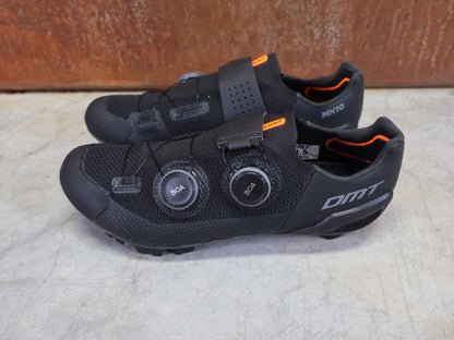 MTB - Herrenschuhe von Dmt, DMT MH10 MOUNTAINBIKESCHUH / SCHWARZ / SCHWARZ / UNISEX / 41.5 vor USEDBIKES - OB.DE Hintergrund