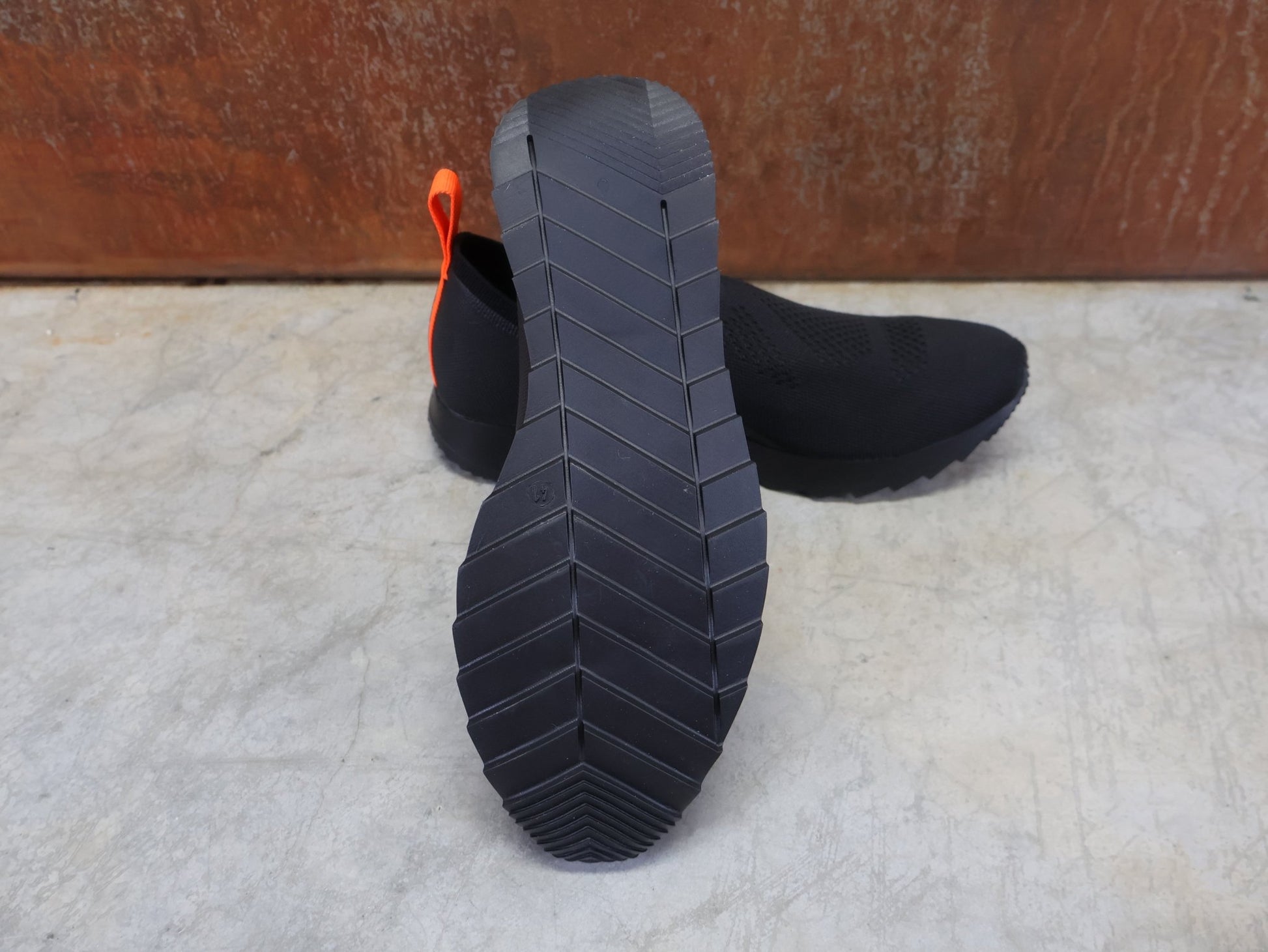 Freizeit - Herrenschuh von Dmt, DMT PODIO SCHUH / SCHWARZ / SCHWARZ / UNISEX vor USEDBIKES - OB.DE Hintergrund