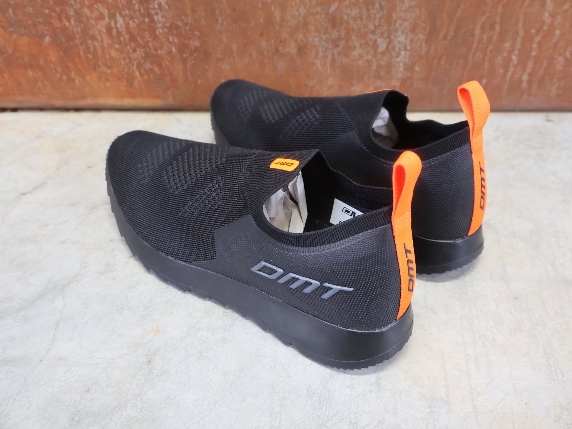 Freizeit - Herrenschuh von Dmt, DMT PODIO SCHUH / SCHWARZ / SCHWARZ / UNISEX vor USEDBIKES - OB.DE Hintergrund