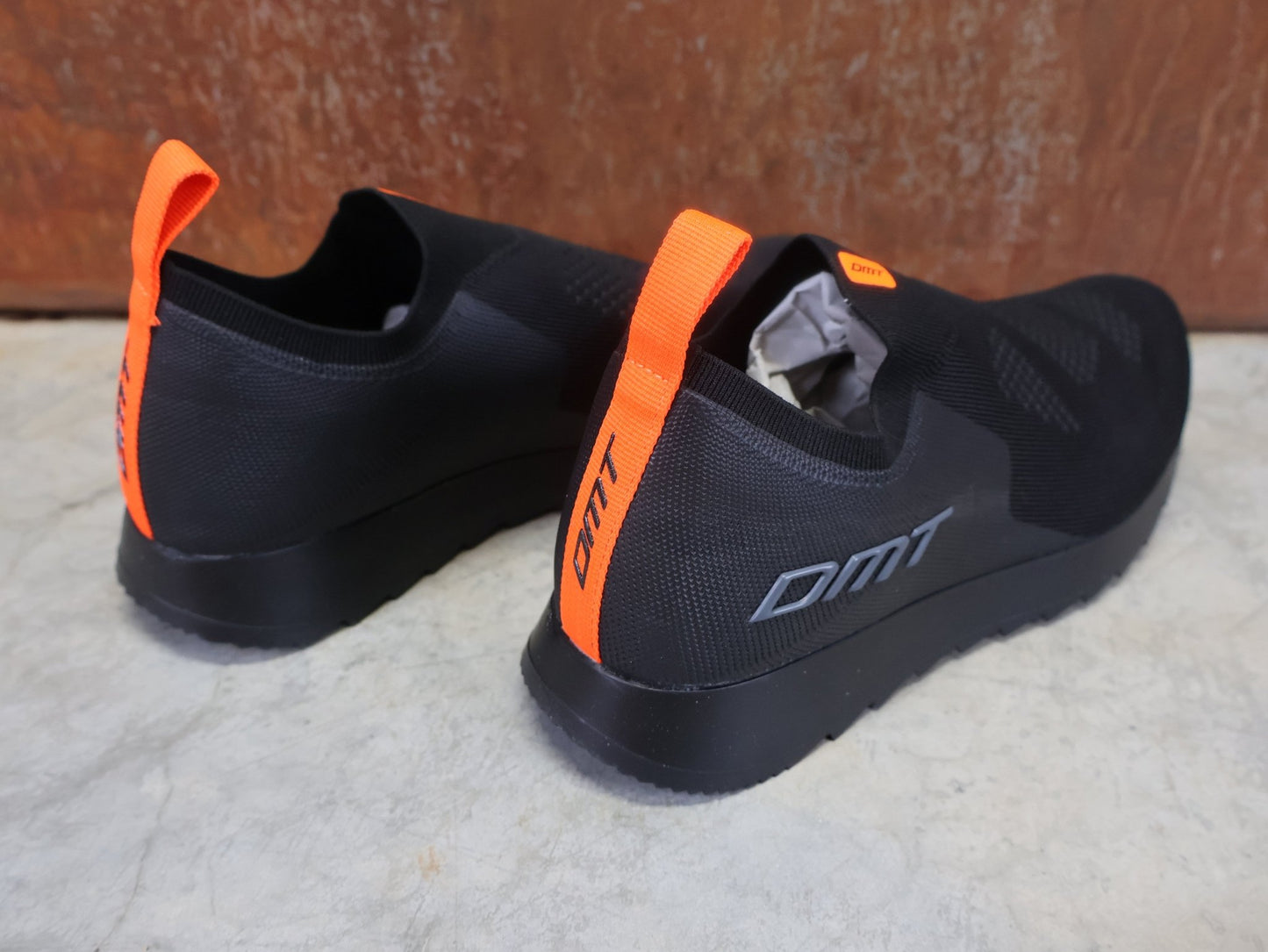 Freizeit - Herrenschuh von Dmt, DMT PODIO SCHUH / SCHWARZ / SCHWARZ / UNISEX vor USEDBIKES - OB.DE Hintergrund