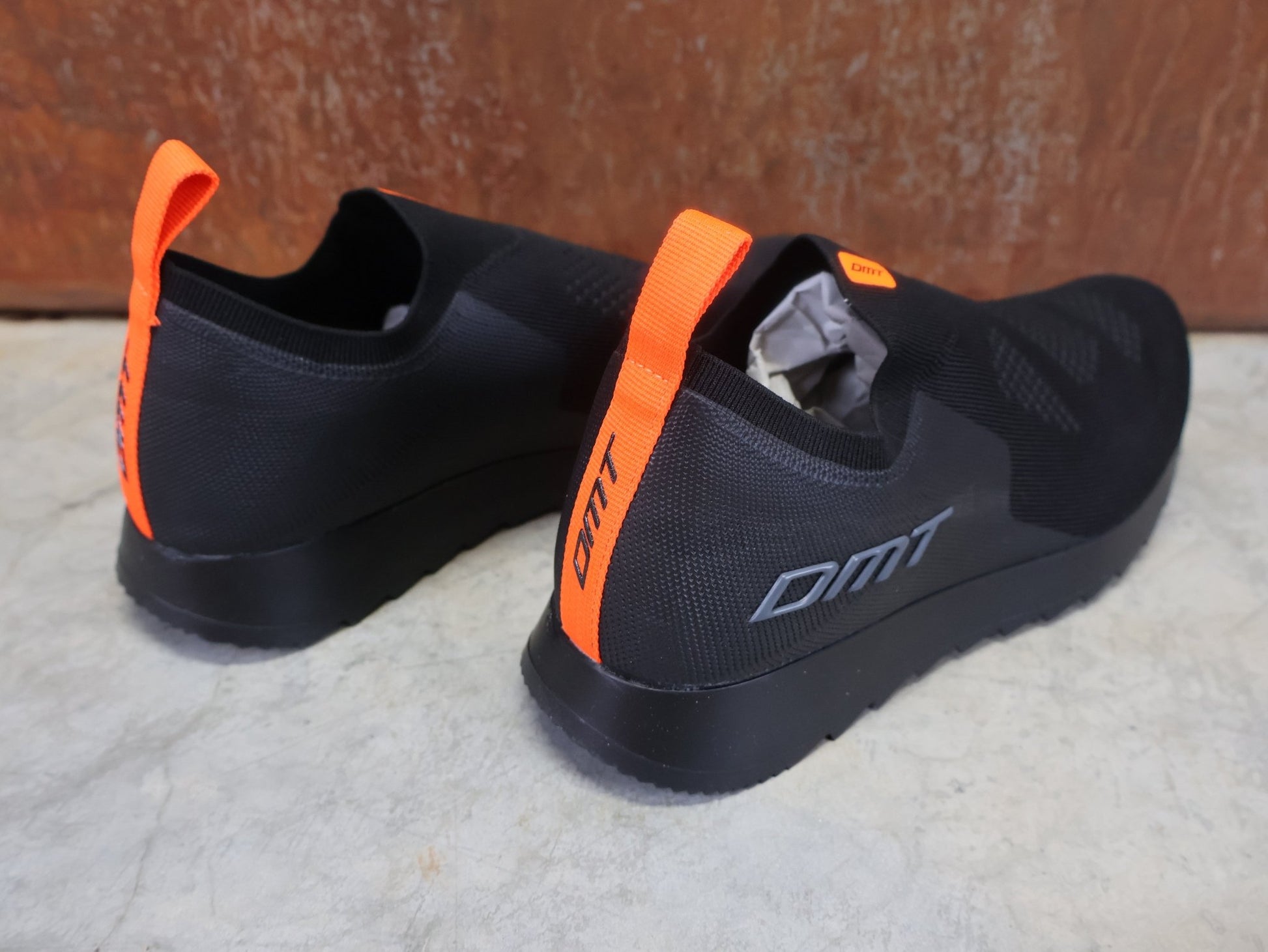 Freizeit - Herrenschuh von Dmt, DMT PODIO SCHUH / SCHWARZ / SCHWARZ / UNISEX vor USEDBIKES - OB.DE Hintergrund