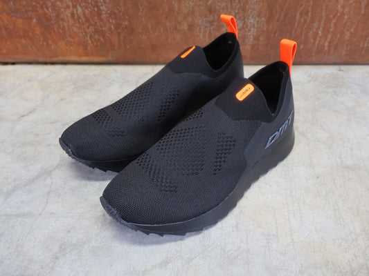 Freizeit - Herrenschuh von Dmt, DMT PODIO SCHUH / SCHWARZ / SCHWARZ / UNISEX vor USEDBIKES - OB.DE Hintergrund