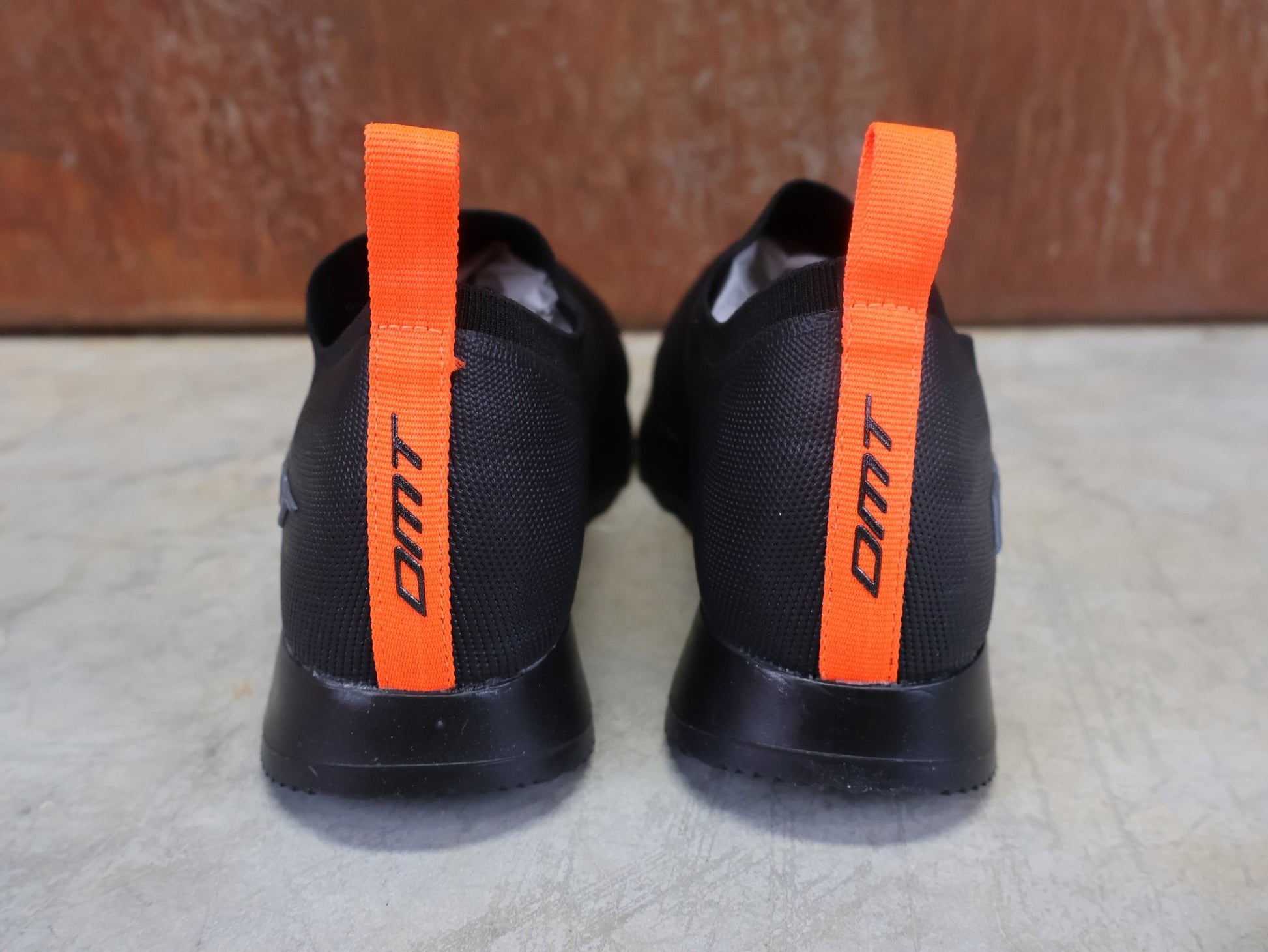 Freizeit - Herrenschuh von Dmt, DMT PODIO SCHUH / SCHWARZ / SCHWARZ / UNISEX vor USEDBIKES - OB.DE Hintergrund