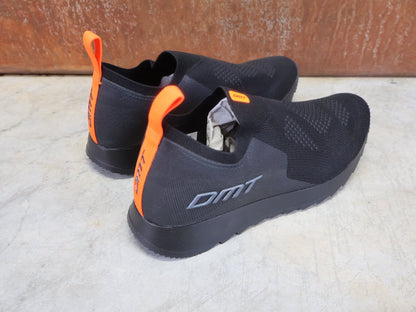 Freizeit - Herrenschuh von Dmt, DMT PODIO SCHUH / SCHWARZ / SCHWARZ / UNISEX vor USEDBIKES - OB.DE Hintergrund