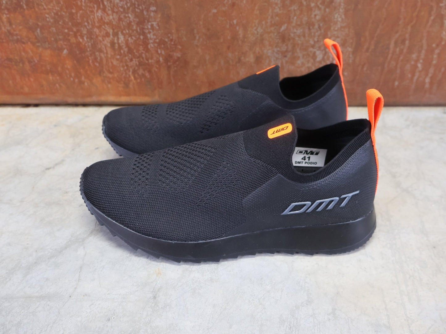 Freizeit - Herrenschuh von Dmt, DMT PODIO SCHUH / SCHWARZ / SCHWARZ / UNISEX vor USEDBIKES - OB.DE Hintergrund