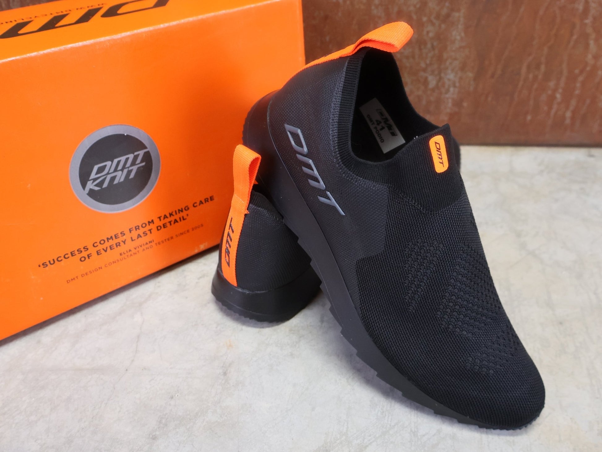 Freizeit - Herrenschuh von Dmt, DMT PODIO SCHUH / SCHWARZ / SCHWARZ / UNISEX vor USEDBIKES - OB.DE Hintergrund