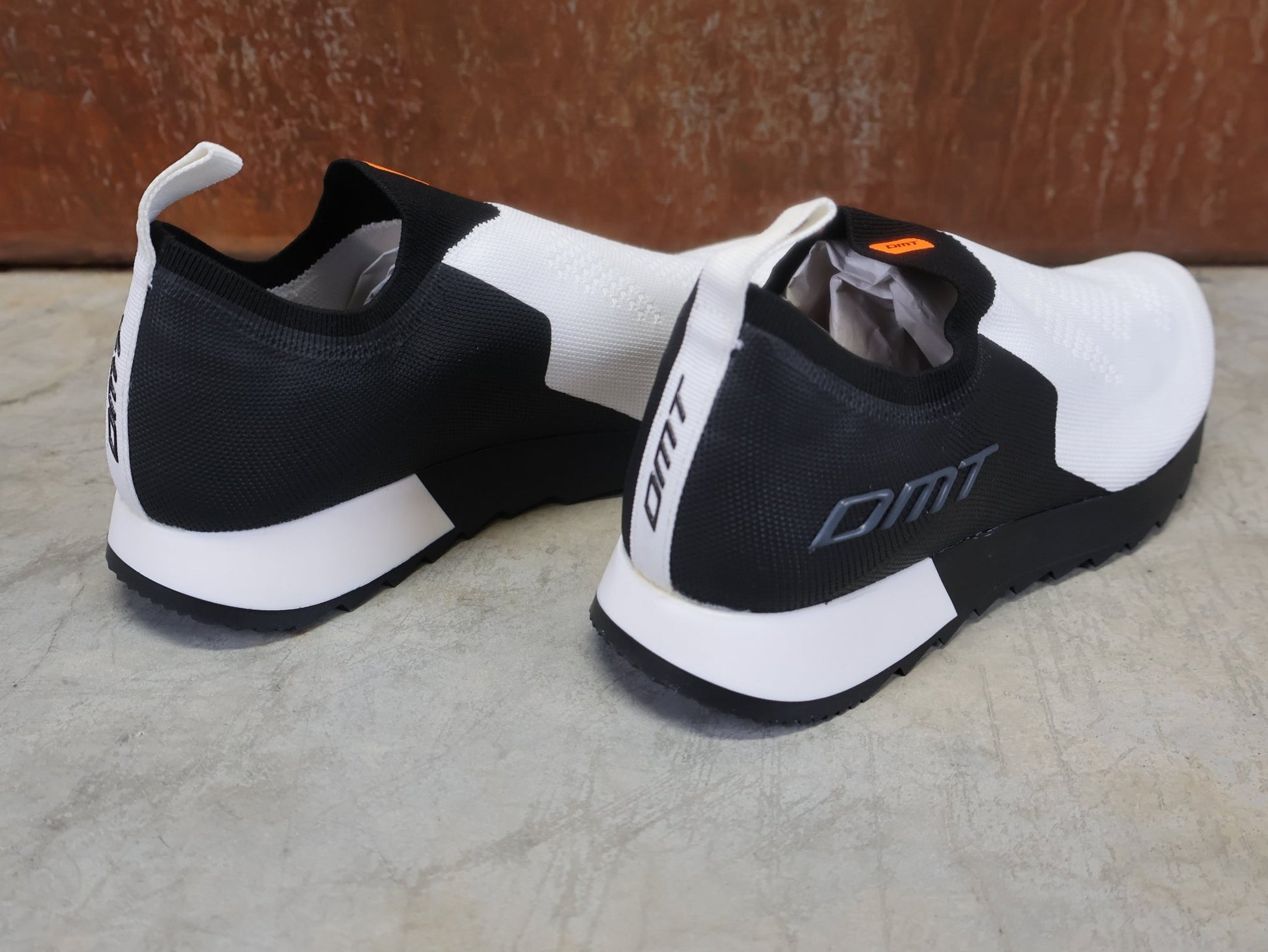 Freizeit - Herrenschuh von Dmt, DMT PODIO SCHUH / WEIß / SCHWARZ / UNISEX vor USEDBIKES - OB.DE Hintergrund