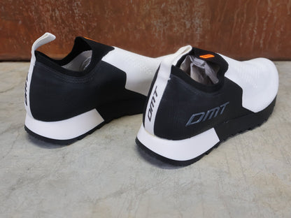 Freizeit - Herrenschuh von Dmt, DMT PODIO SCHUH / WEIß / SCHWARZ / UNISEX vor USEDBIKES - OB.DE Hintergrund