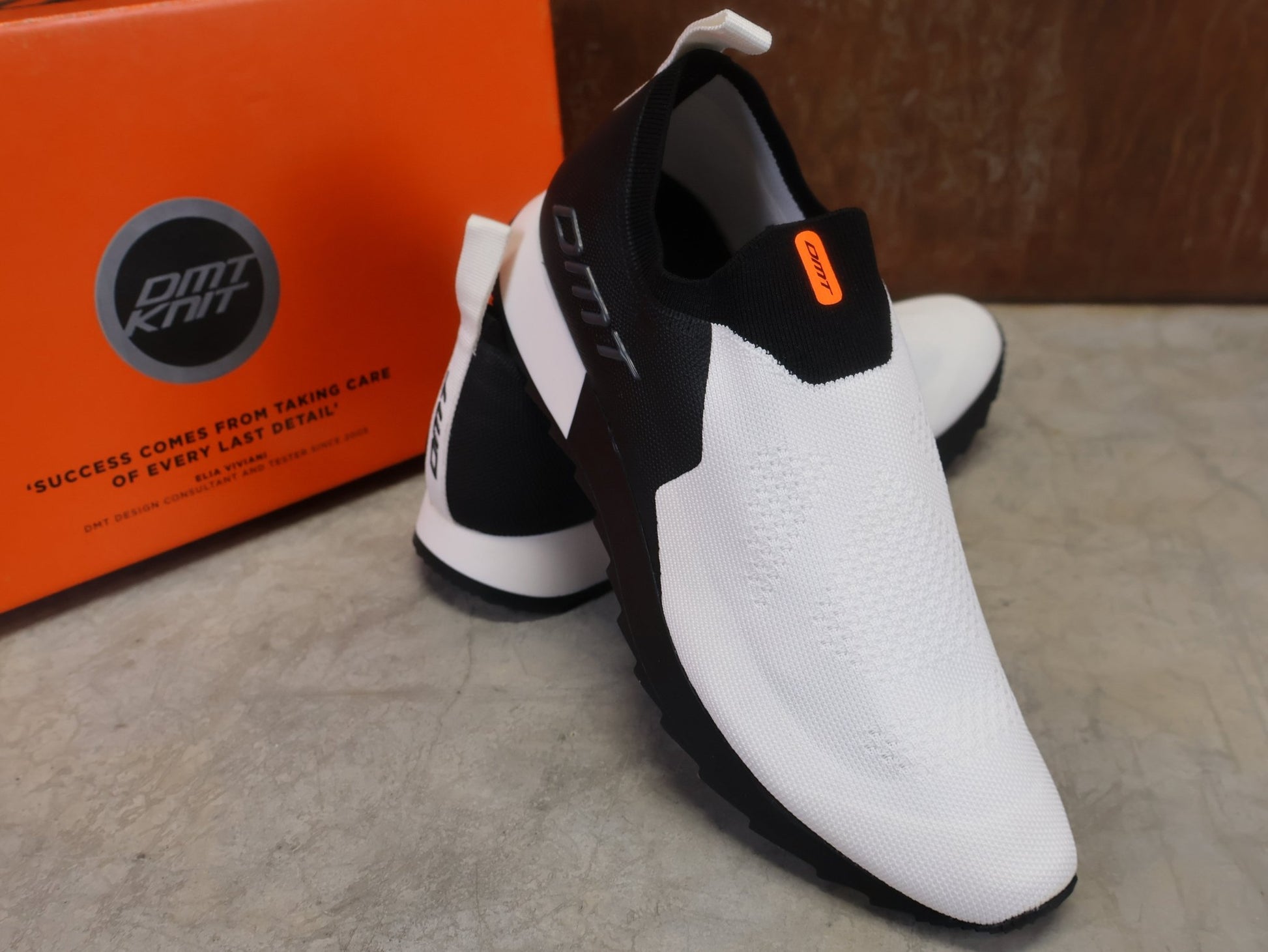 Freizeit - Herrenschuh von Dmt, DMT PODIO SCHUH / WEIß / SCHWARZ / UNISEX vor USEDBIKES - OB.DE Hintergrund