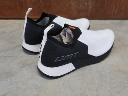Freizeit - Herrenschuh von Dmt, DMT PODIO SCHUH / WEIß / SCHWARZ / UNISEX vor USEDBIKES - OB.DE Hintergrund