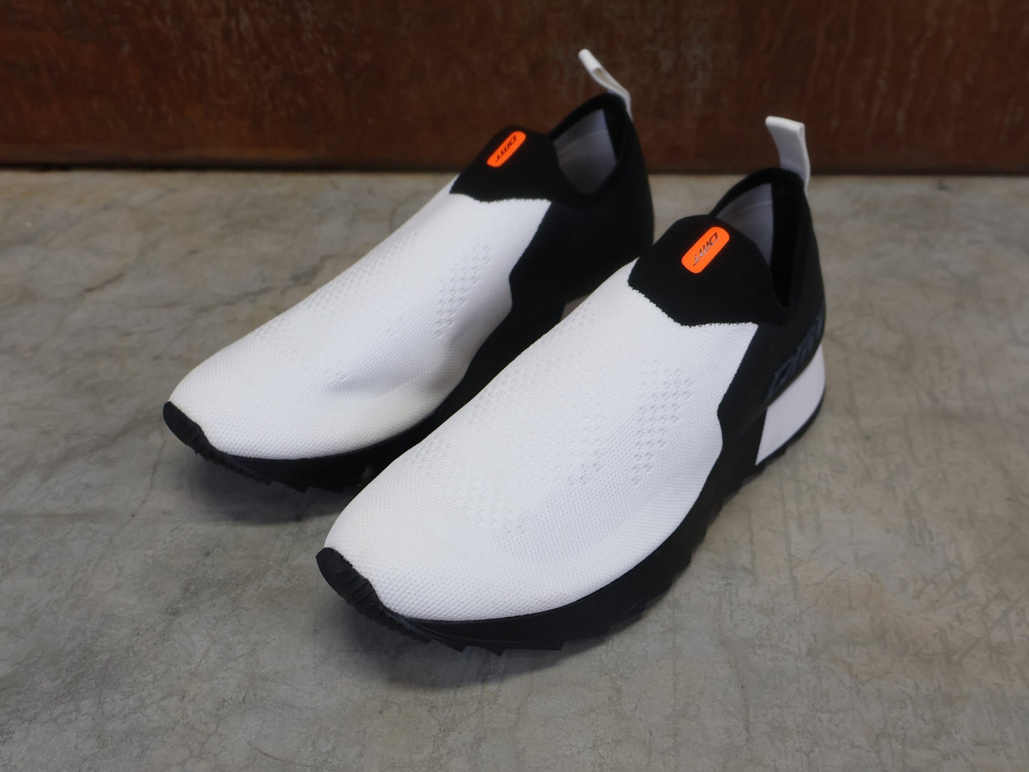 Freizeit - Herrenschuh von Dmt, DMT PODIO SCHUH / WEIß / SCHWARZ / UNISEX vor USEDBIKES - OB.DE Hintergrund