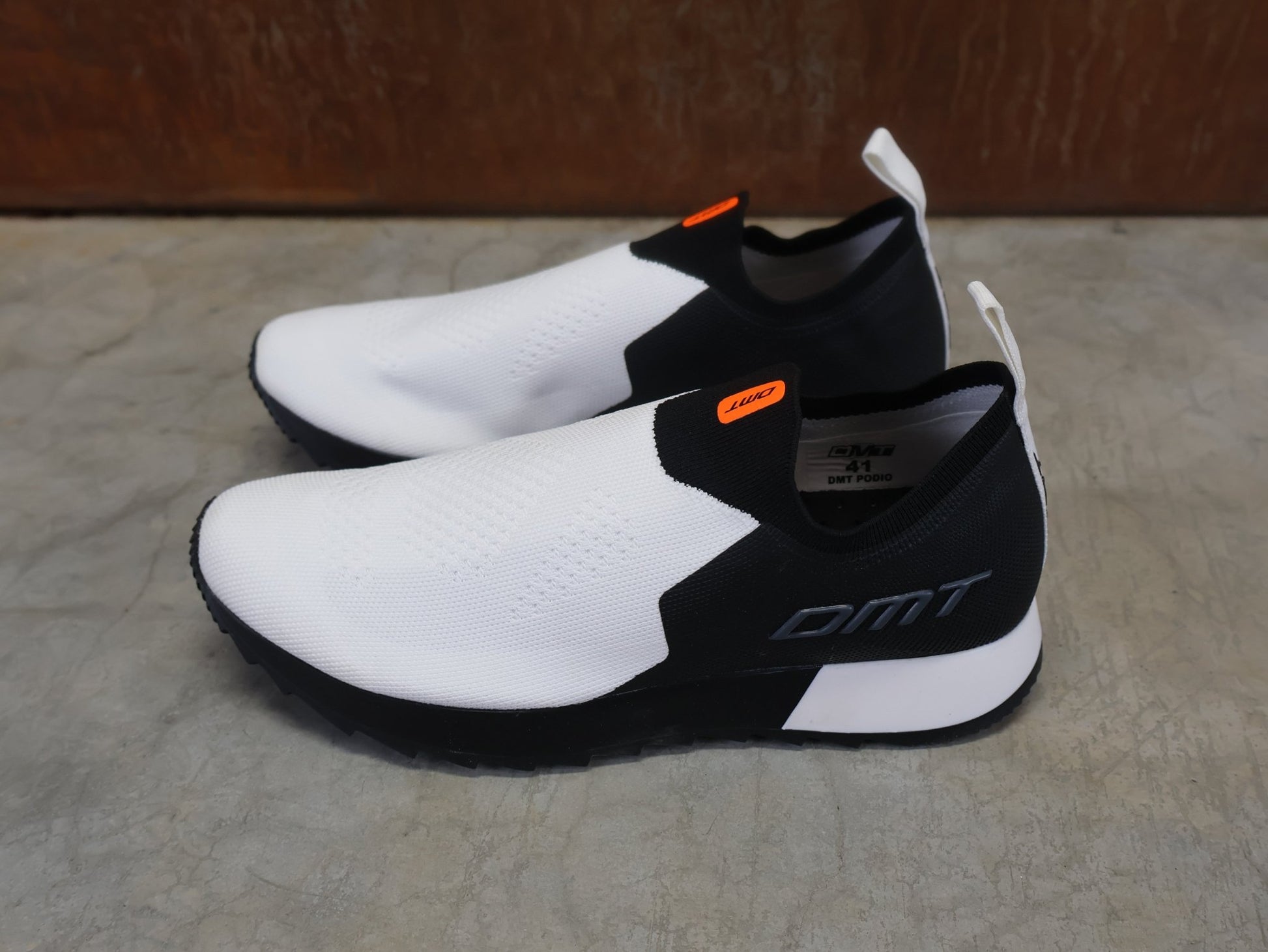Freizeit - Herrenschuh von Dmt, DMT PODIO SCHUH / WEIß / SCHWARZ / UNISEX vor USEDBIKES - OB.DE Hintergrund