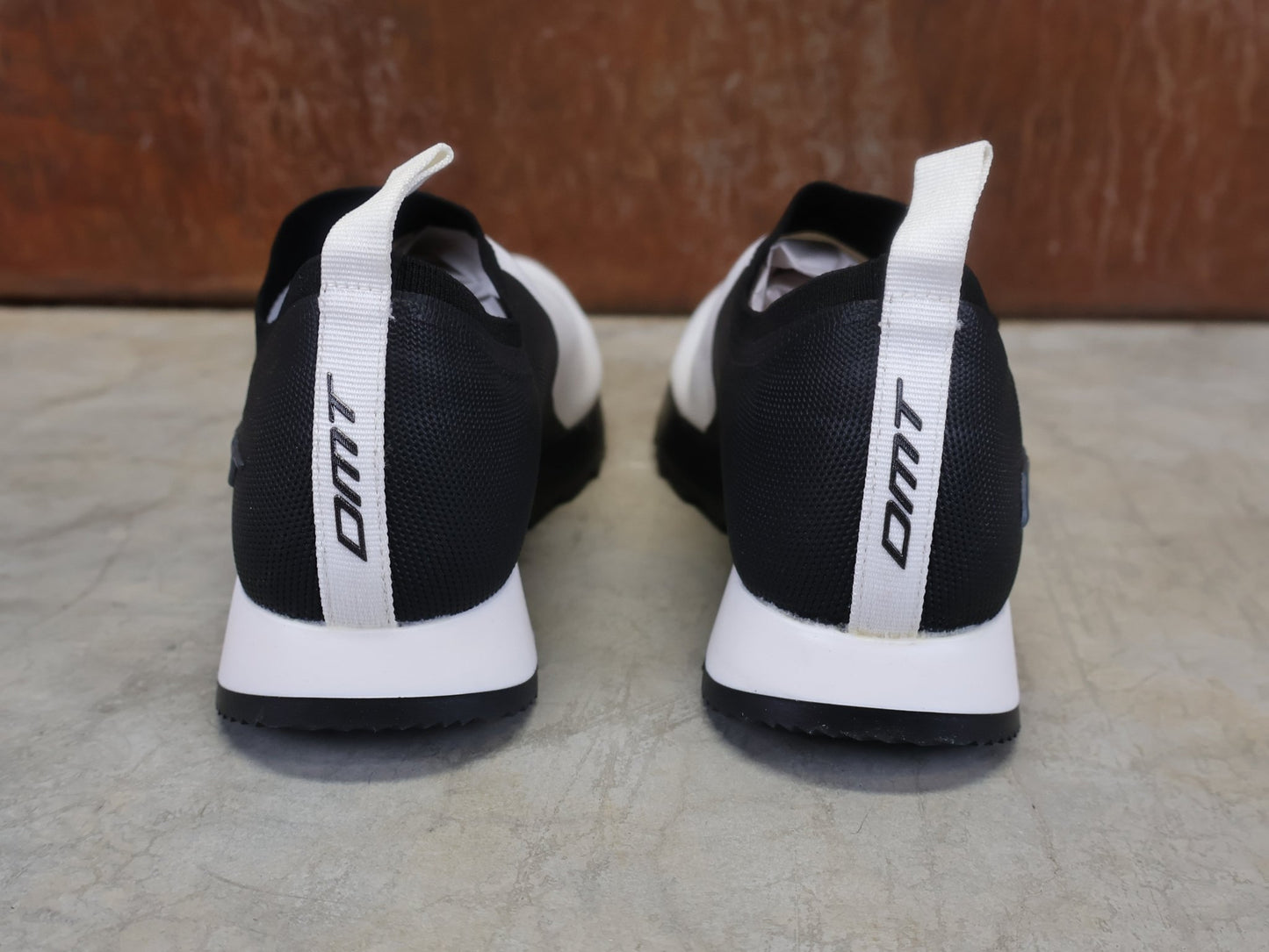 Freizeit - Herrenschuh von Dmt, DMT PODIO SCHUH / WEIß / SCHWARZ / UNISEX vor USEDBIKES - OB.DE Hintergrund