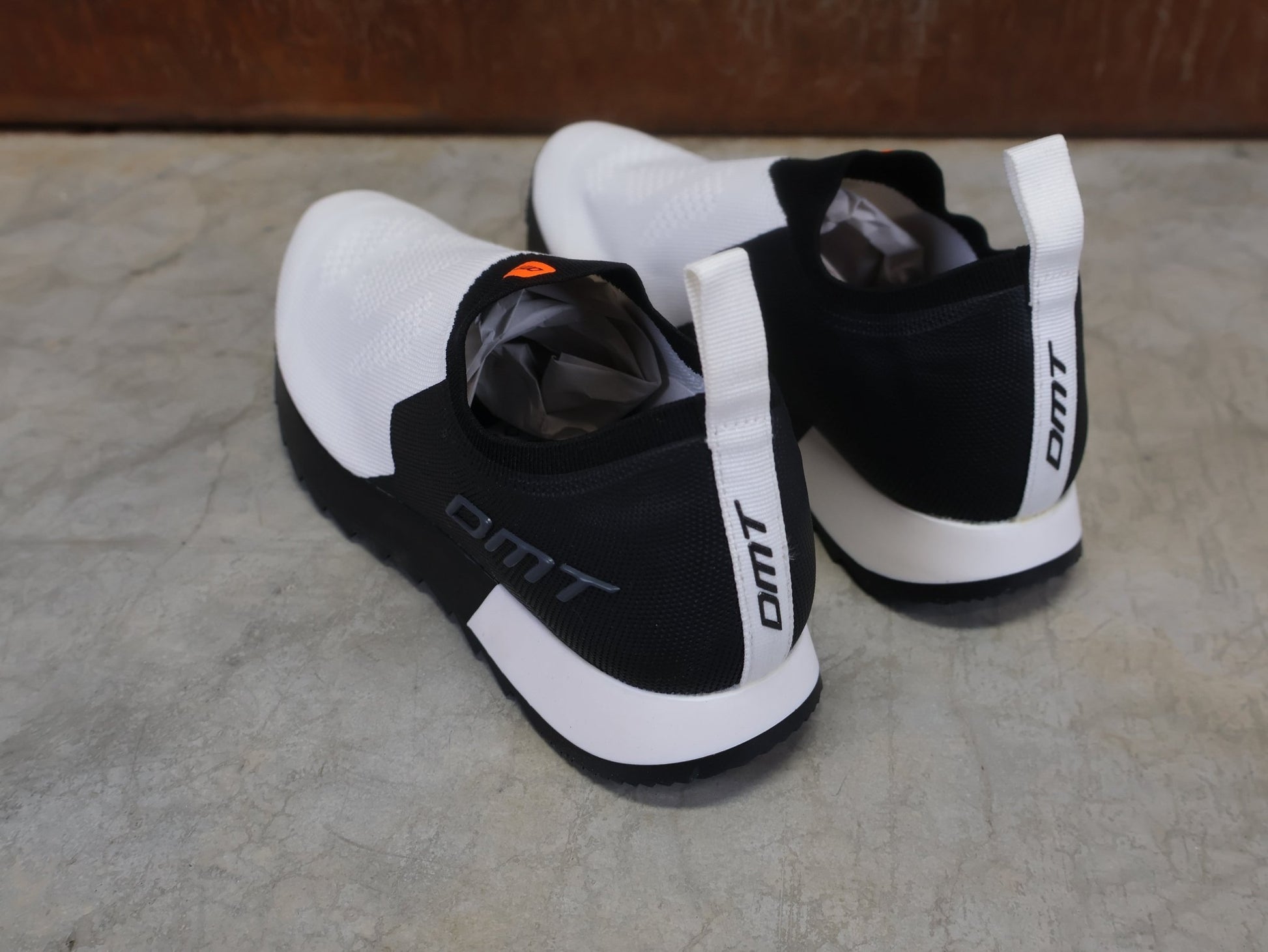 Freizeit - Herrenschuh von Dmt, DMT PODIO SCHUH / WEIß / SCHWARZ / UNISEX vor USEDBIKES - OB.DE Hintergrund
