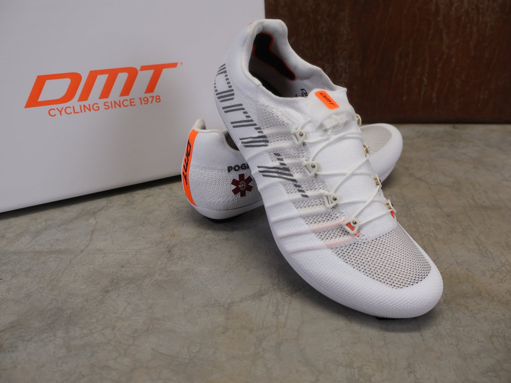 RR - Herrenschuhe von Dmt, DMT POGIS 25 RENNRADSCHUH / WEIß / UNISEX / 37.5 vor USEDBIKES - OB.DE Hintergrund