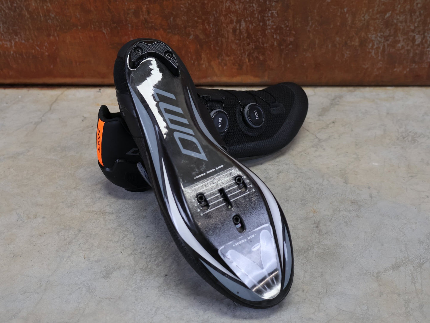 RR - Herrenschuhe von Dmt, DMT SH10 RENNRADSCHUH / SCHWARZ / SCHWARZ / UNISEX / 44 vor USEDBIKES - OB.DE Hintergrund